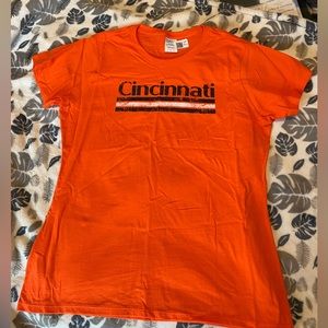 🪆5/$25🪆Women’s large Cincinnati T-shirt